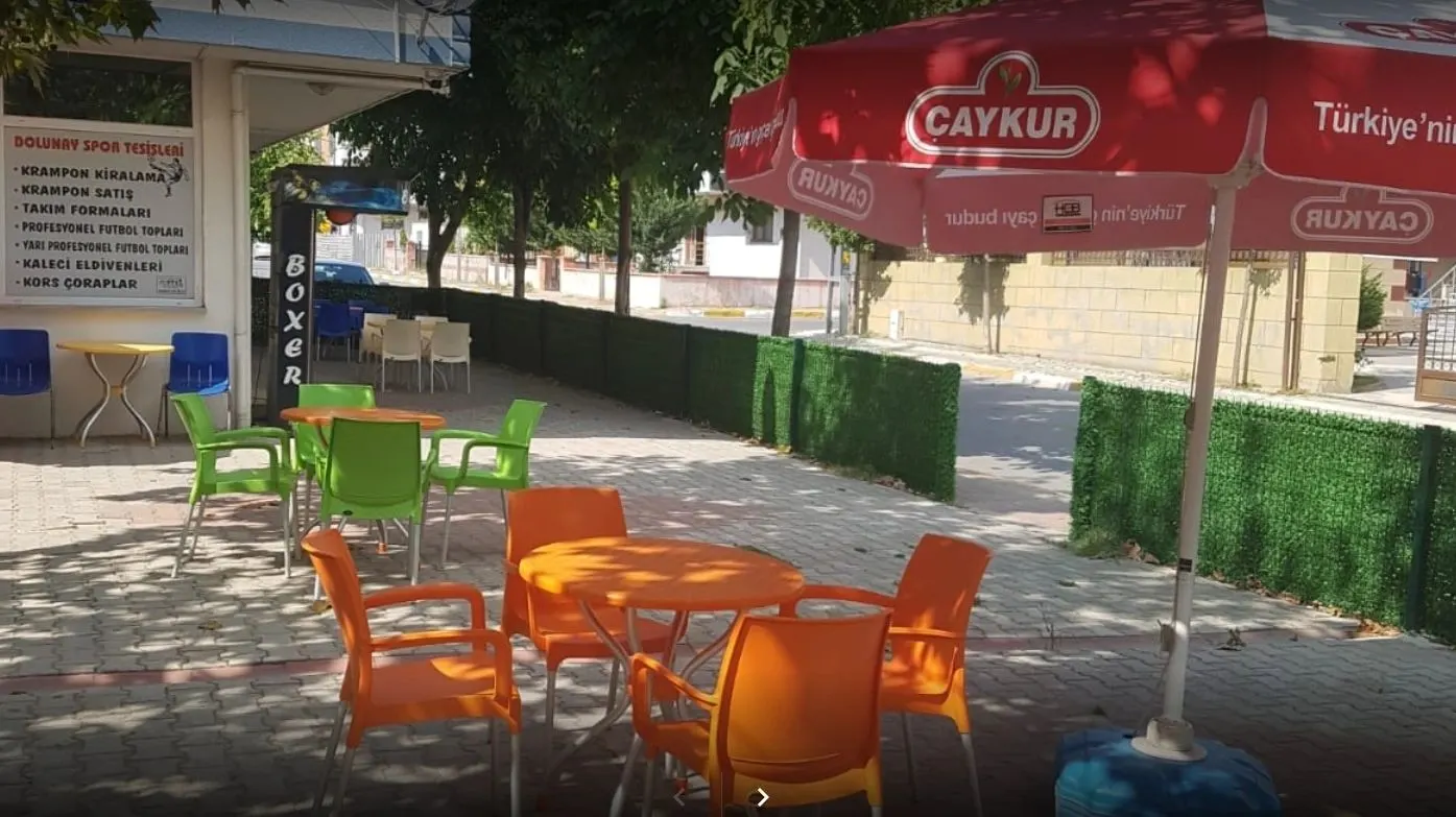 Dolunay Spor Tesisleri’nin gölgeli dış oturma ve büfe alanı