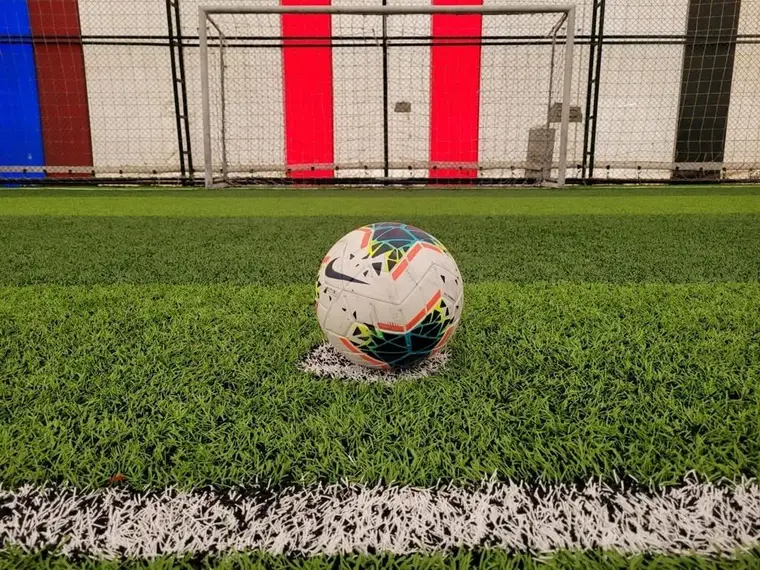 Sancaktepe halı sahanın bakımlı sentetik zemini ve top yakın plan detayı